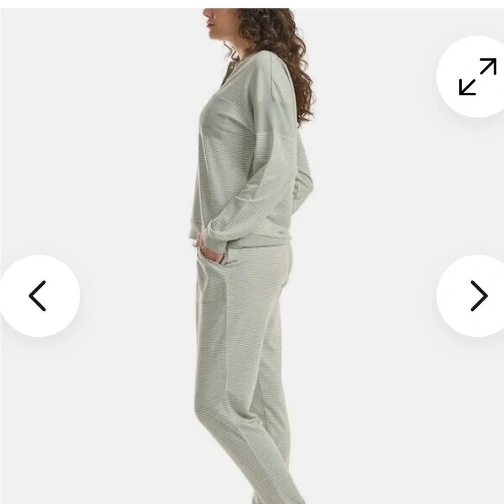 Splendid sage green and white stripe 2 piece loungewear set Size XL